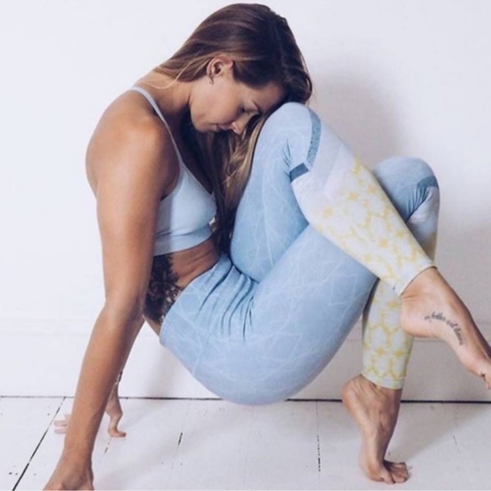 alo sky blue tree lace yellow paisley crop 20” legging Large